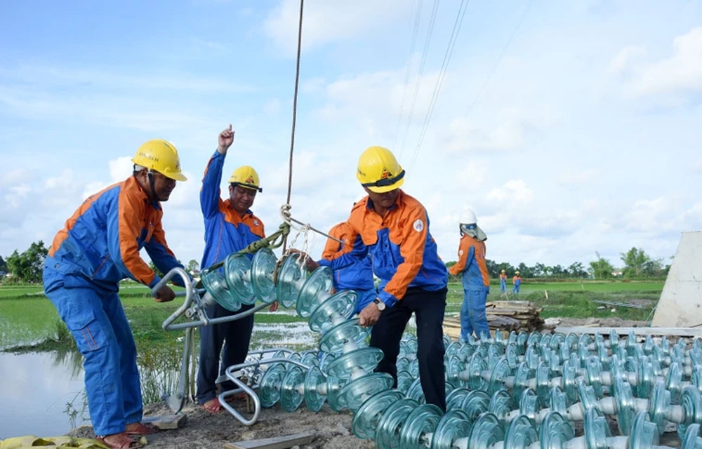 Thi công lắp sứ cách điện Đường dây 500kV mạch 3 Quảng Trạch-Phố Nối trên địa bàn tỉnh Thanh Hóa. (Ảnh: Trần Hải)