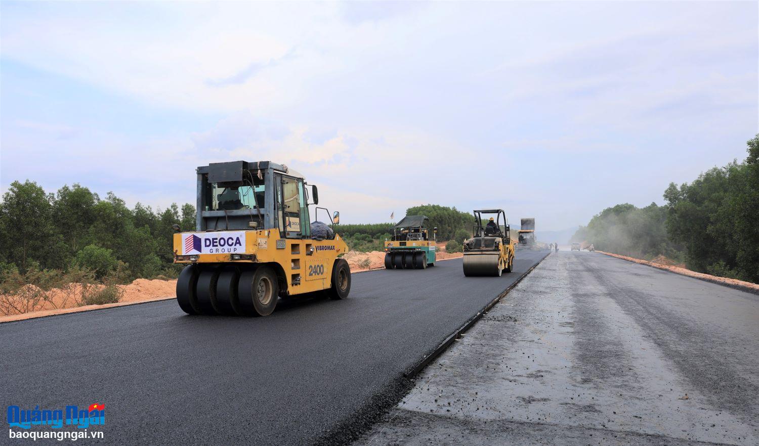 Thảm nhựa những mét đường đầu tiên của cao tốc Quảng Ngãi - Hoài Nhơn