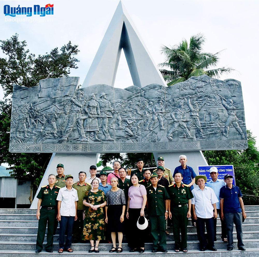 Cựu chiến binh Lữ đoàn 52 về thăm Di tích lịch sử chiến thắng Đá Bàn (Ba Tơ).                                                                                                                                           Ảnh: TRẦN VĂN LŨY