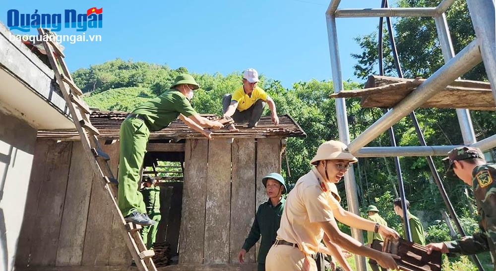 Cán bộ, chiến sĩ Công an huyện Sơn Tây sửa chữa lại nhà ở cho bà Đinh Thị Ngà, ở thôn Nước Vương, xã Sơn Liên (Sơn Tây).
