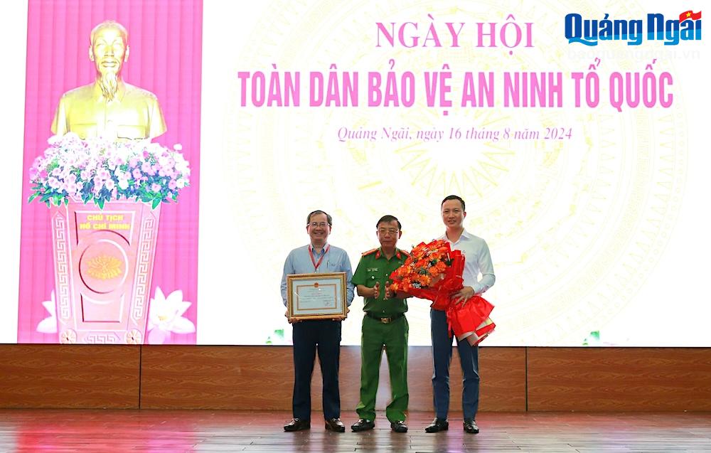 Lãnh đạo Công an tỉnh trao giấy khen cho Công ty CP Lọc hoá dầu Bình Sơn.