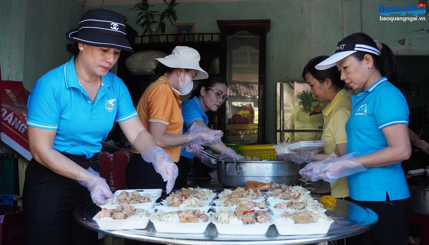 Từ sáng sớm, hội viên Hội LHPN phường Chánh Lộ đã có mặt để chuẩn bị các suất cơm 0 đồng.