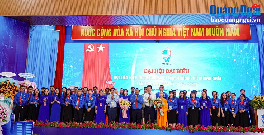 Ủy ban Hội LHTN Việt Nam thành phố Quảng Ngãi khóa VI, nhiệm kỳ 2024 - 2029 ra mắt đại hội.

