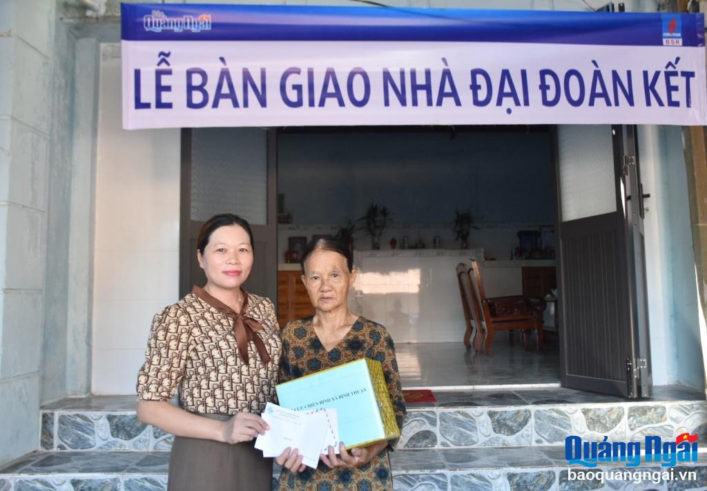 Đại diện các hội, đoàn thể xã Bình Thuận (Bình Sơn) trao quà cho bà Lý Thị Thấp.