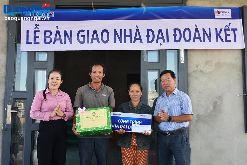 Đại diện lãnh đạo Ủy ban MTTQ Việt Nam huyện Mộ Đức trao quà cho gia đình chị Nguyễn Thị Bé.