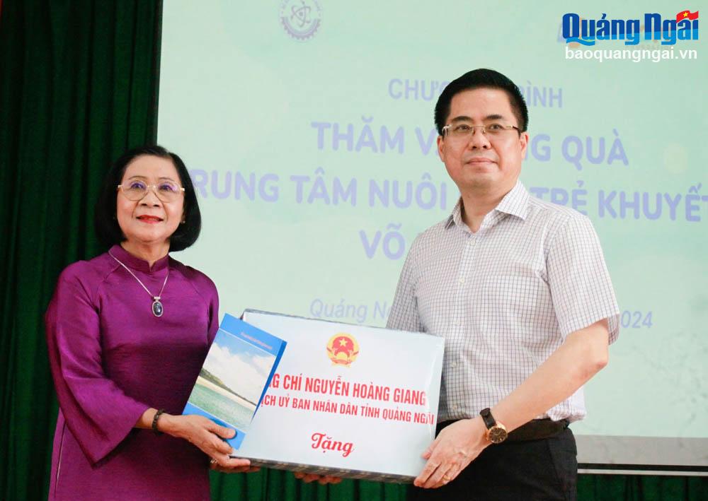 Thăm và tặng quà Trung tâm Nuôi dạy trẻ khuyết tật Võ Hồng Sơn