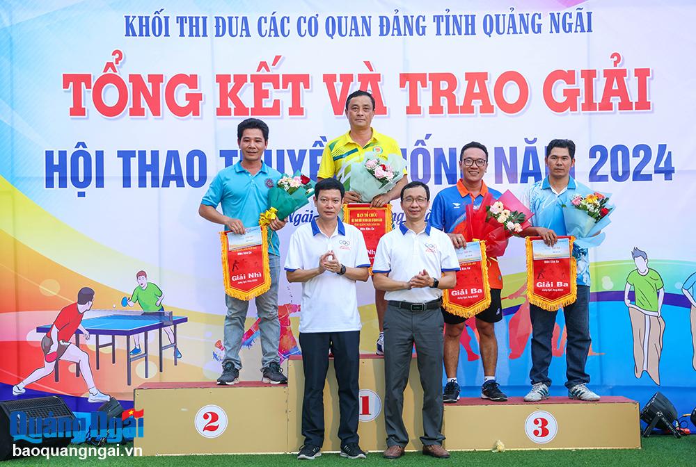 Ban tổ chức trao giải cho các cơ quan, đơn vị thi đấu xuất sắc môn thi kéo co.