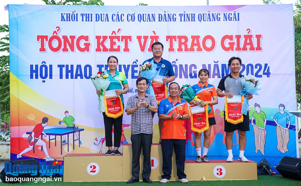 Trao giải môn nhảy bao bố.