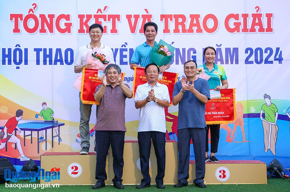 Trao giải toàn đoàn cho các cơ quan, đơn vị thi đấu xuất sắc tại Hội thao.