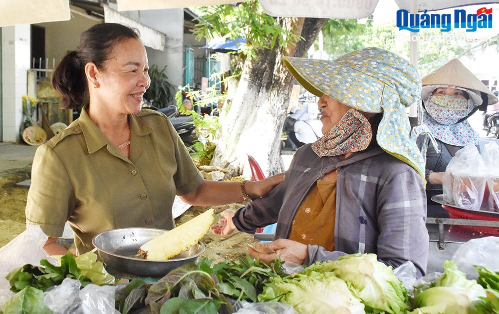 Bà Trần Thị Xoan tuyên truyền, vận động các tiểu thương tại phường Trần Phú chấp hành nghiêm quy định không buôn bán lấn chiếm vỉa hè, lòng đường. Ảnh: ĐÔNG YÊN