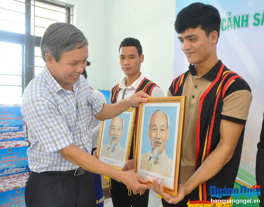 Phó Trưởng ban Dân vận Tỉnh ủy Trần Ngọc Nguyên tặng ảnh Bác Hồ cho người dân.