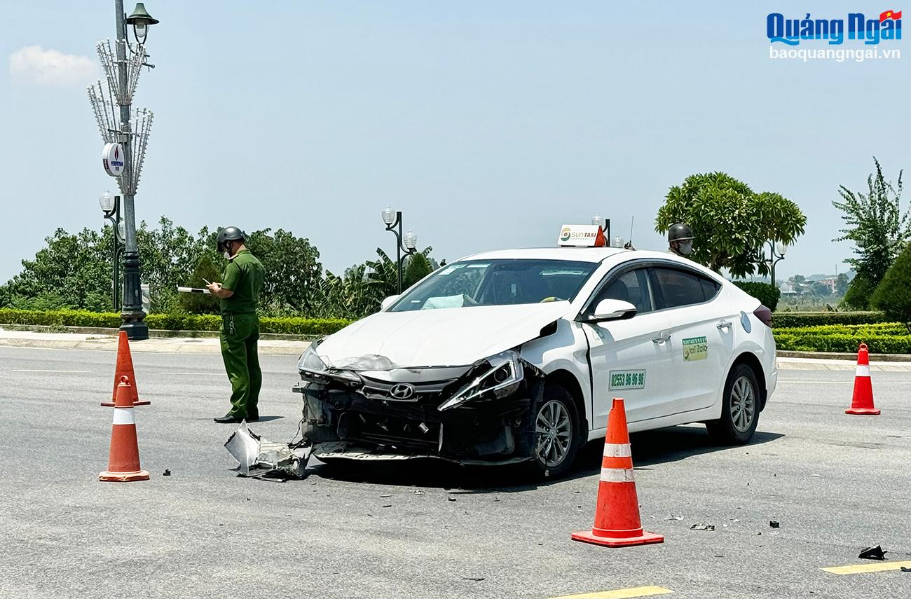 Phần đầu chiếc taxi cũng bị hư hỏng nặng.