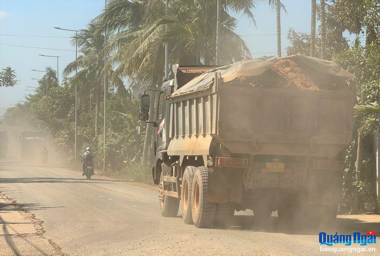 Bụi bay mù mịt mỗi khi xe tải chở vật liệu đi qua.