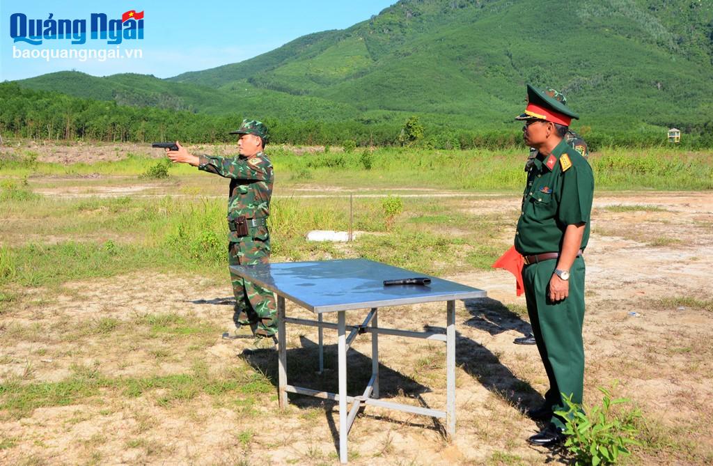 Đại tá Nguyễn Ra, Phó Chỉ huy trưởng, Tham mưu trưởng Bộ CHQS tỉnh kiểm tra bắn súng ngắn.