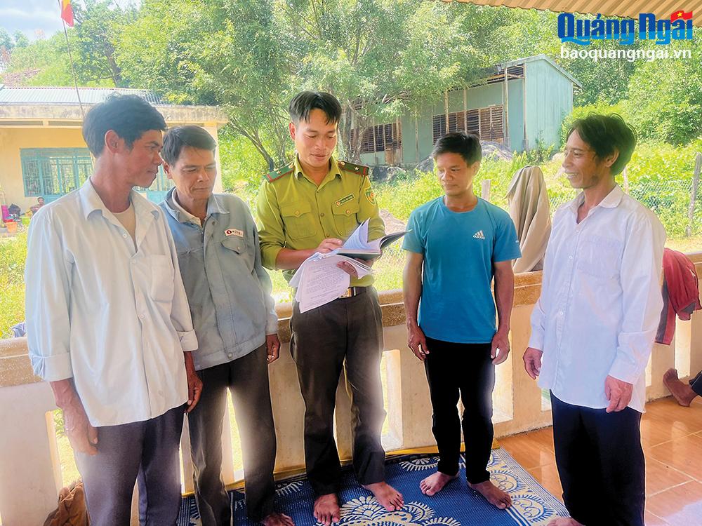 Tổ cộng đồng bảo vệ rừng thôn Làng Vờ, xã Ba Nam (Ba Tơ), thường xuyên báo cáo hiện trạng rừng với kiểm lâm địa bàn sau khi tổ chức các chuyến tuần tra rừng.