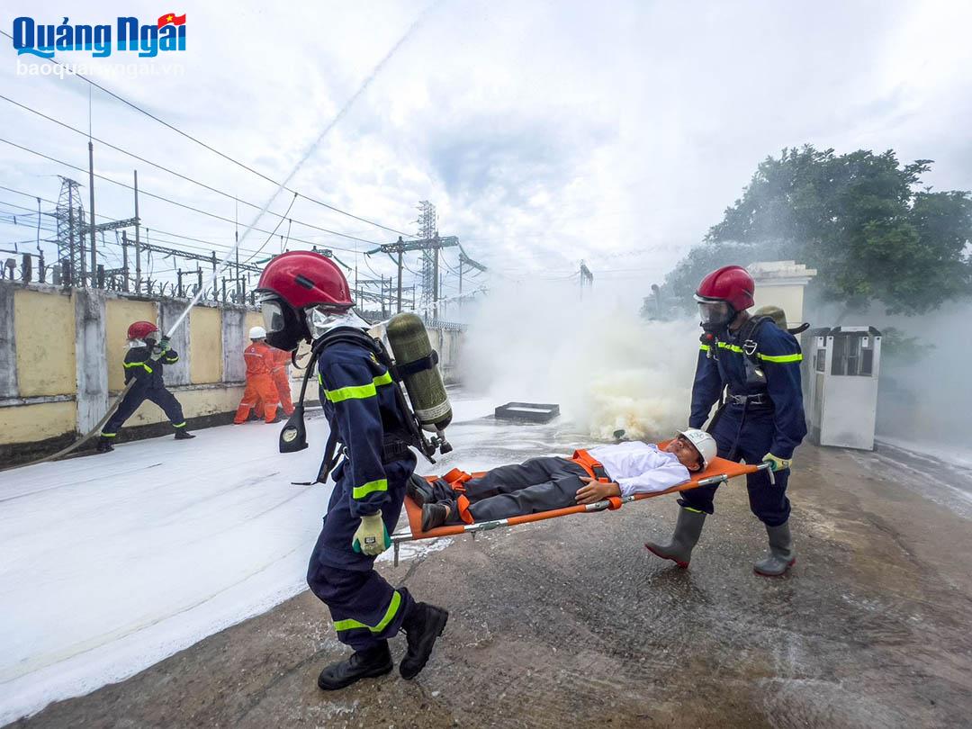 Các đơn vị, cá nhân tham gia diễn tập phòng cháy chữa cháy, cứu nạn cứu hộ tại trạm biến áp 110kV Quảng Ngãi.