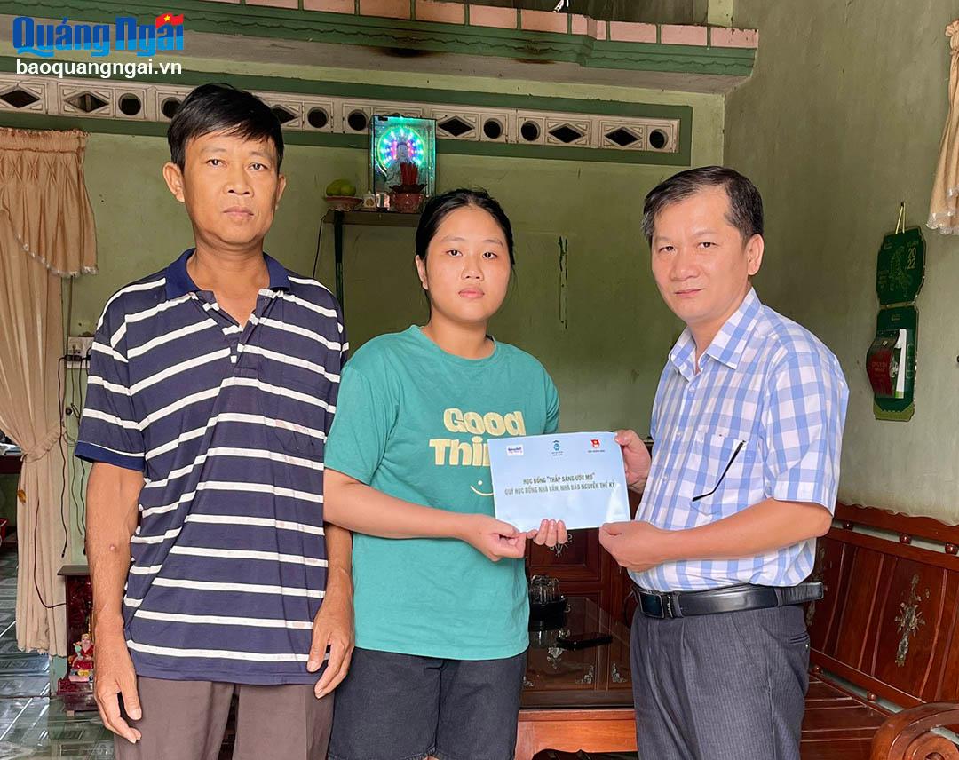 Tổng Biên Tập Báo Quảng Ngãi Nguyễn Phú Đức trao suất quà cho gia đình em Nguyễn Văn Pháp. 