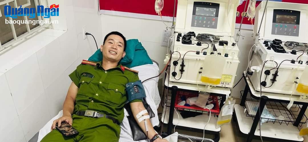 Dù bận rộn công việc, nhưng khi người bệnh cần máu cấp cứu,
anh Đường Kim Tuấn liền hiến máu để giúp người bệnh qua cơn nguy kịch.