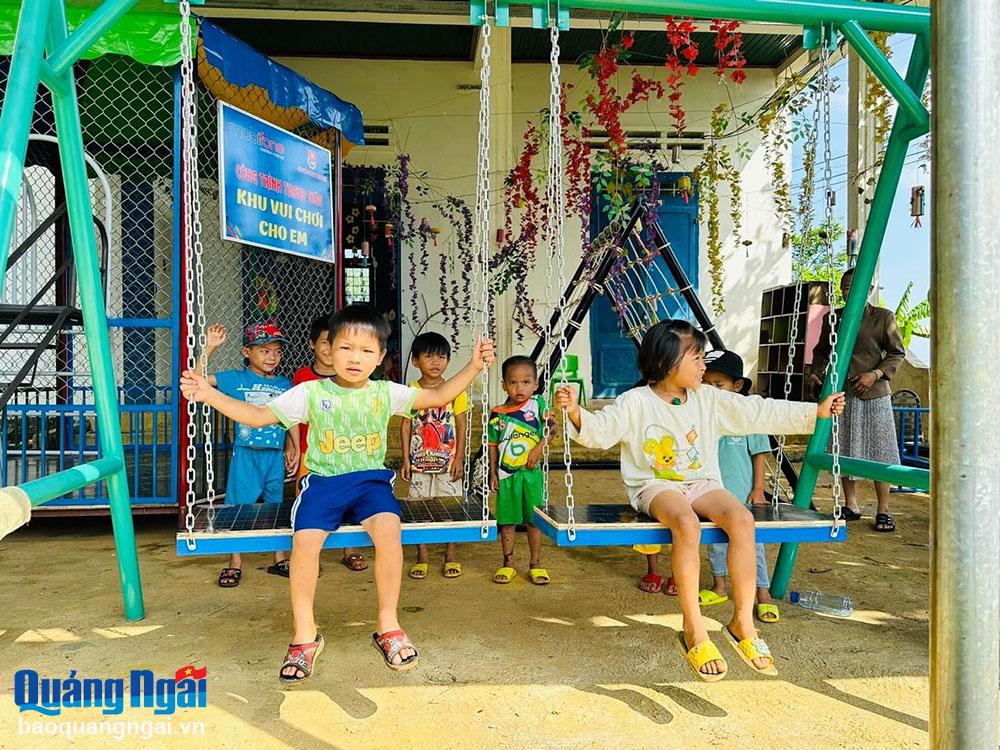 Tỉnh đoàn xây dựng điểm vui chơi cho trẻ em tại Trường Mầm non Trà Thanh (Trà Bồng).