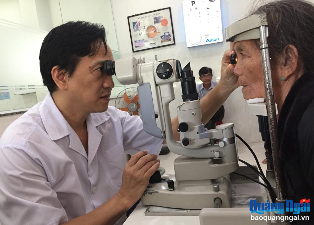 Để phòng bệnh đau mắt đỏ khi có biểu hiện đau mắt, cần đến ngay cơ sở y tế để khám mắt và điều trị kịp thời.