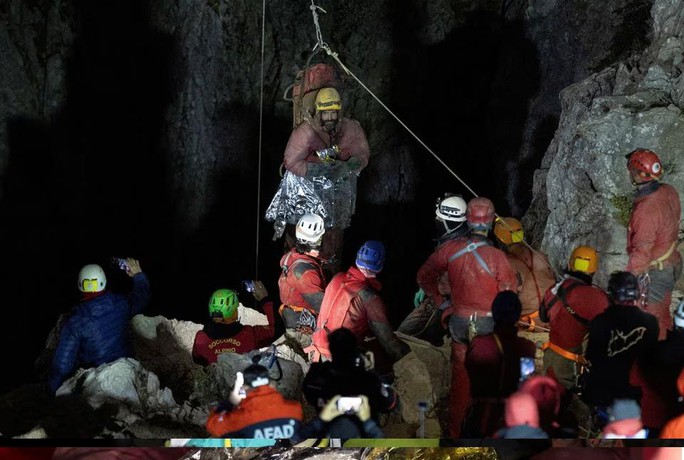 Ông Mark Dickey trong khoảnh khắc được đưa ra khỏi hang động Morca ởThổ Nhĩ Kỳ - Ảnh: REUTERS