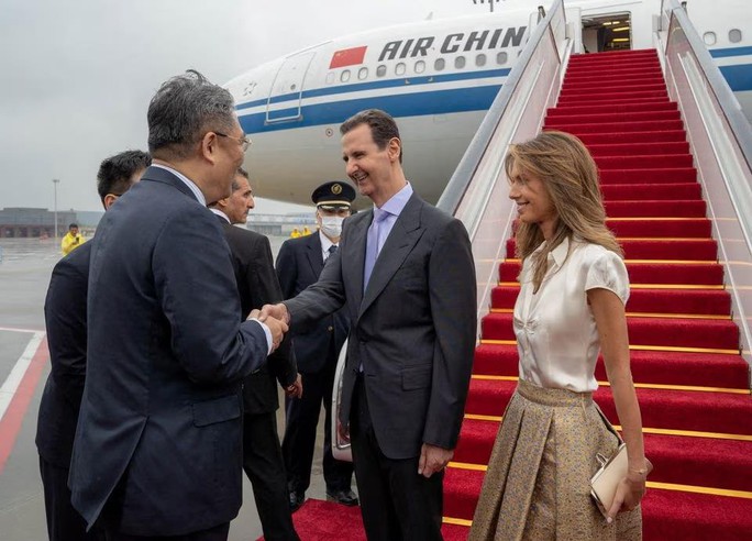 Tổng thống Syria Bashar al-Assad và Đệ nhất phu nhân Asma được các quan chức Trung Quốc đón tiếp tại sân bay Hàng Châu hôm 21.9. Ảnh: REUTERS