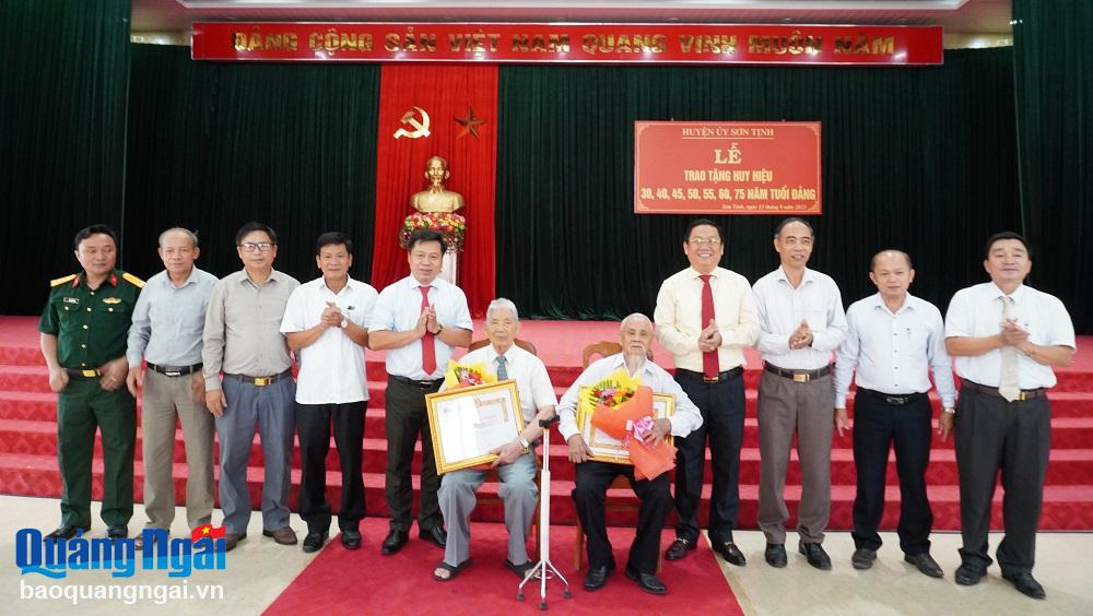 Sơn Tịnh trao Huy hiệu Đảng cho 37 đảng viên