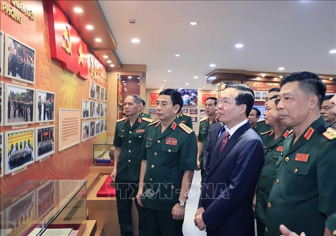 Chủ tịch nước Võ Văn Thưởng thăm Phòng truyền thống của Học viện Quốc phòng.