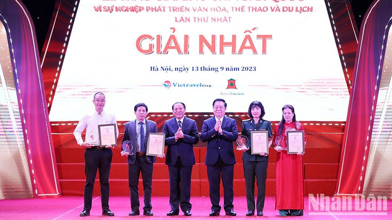 Đồng chí Nguyễn Trọng Nghĩa, Bí thư Trung ương Đảng, Trưởng Ban Tuyên giáo Trung ương và Bộ trưởng Văn hóa, Thể thao và Du lịch Nguyễn Văn Hùng trao giải thưởng cho các tác giả giành giải Nhất.