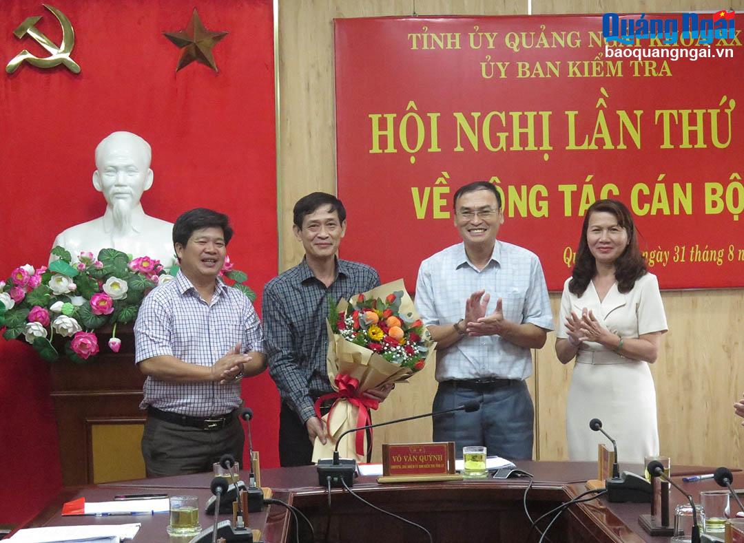 Tập thể lãnh đạo Ủy ban Kiểm tra Tỉnh ủy tặng hoa chúc mừng đồng chí Lê Văn Huy