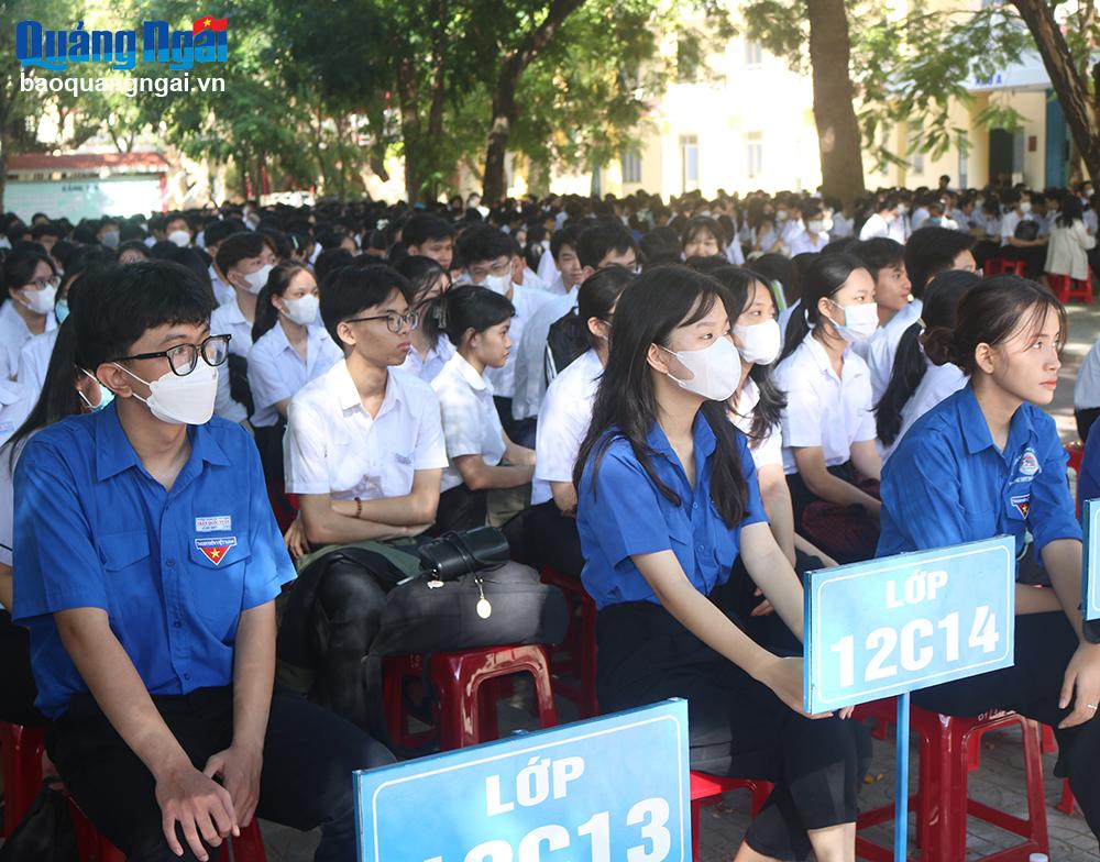Học sinh Trường THPT Trần Quốc Tuấn (TP.Quảng Ngãi) được tuyên truyền, 
phổ biến, giáo dục pháp luật từ đầu năm học mới.
