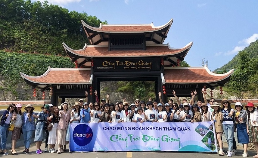 Đoàn du khách của DANAGO check-in Cổng Trời Đông Giang.