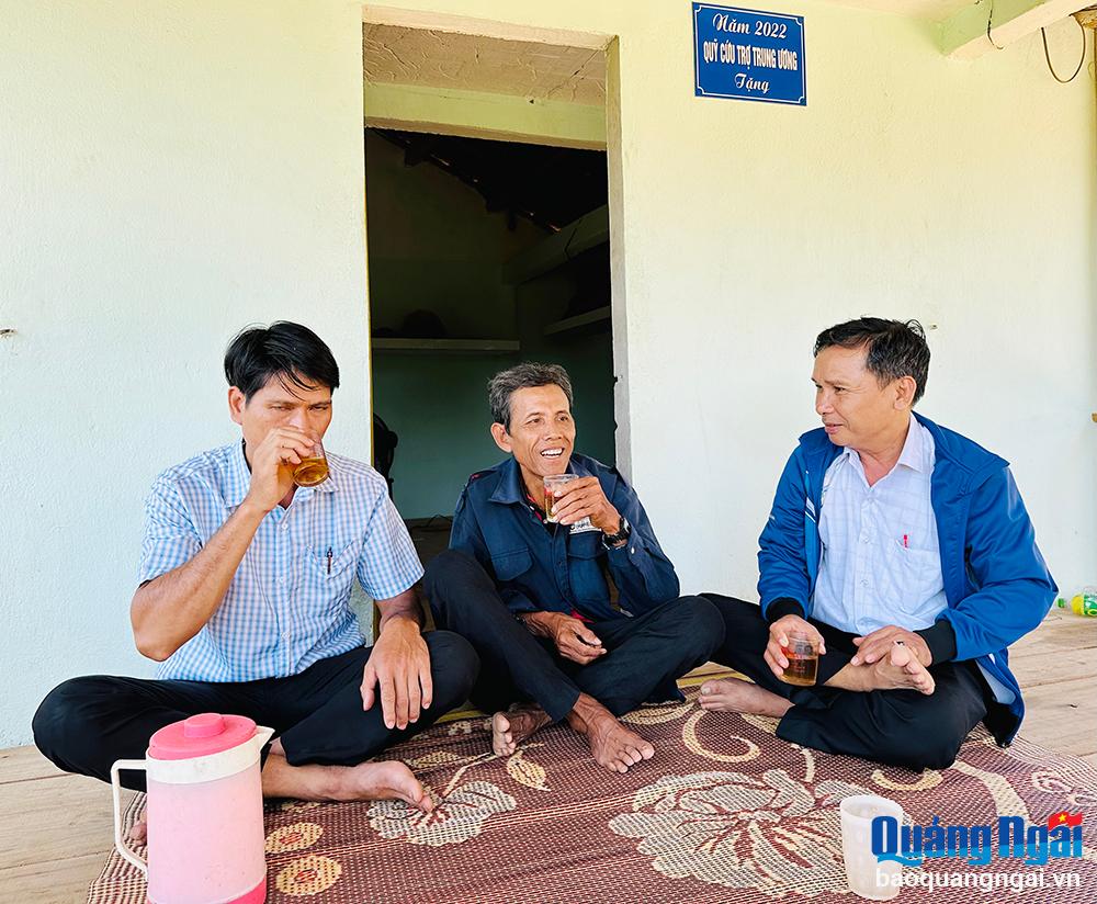 Ông Đinh Duối (giữa), ở thôn Trung Thượng, xã Long Mai (Minh Long) vui mừng khi được vừa dọn về ở trong căn nhà mới.