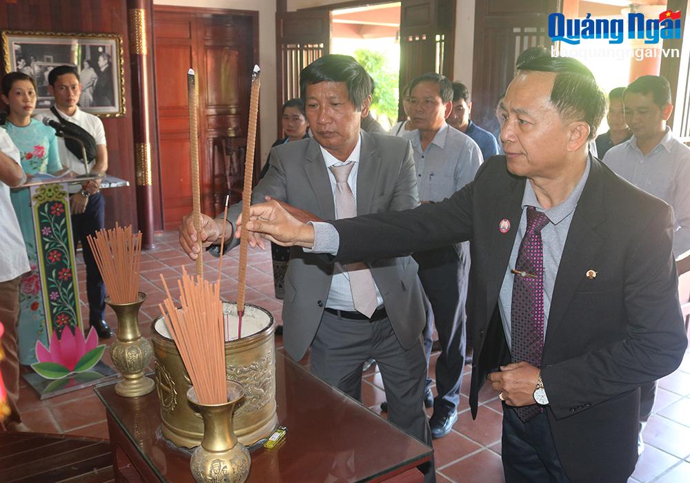 Đoàn công tác của Ủy ban Mặt trận Lào xây dựng đất nước tỉnh Attapeu dâng hương tại Khu lưu niệm Thủ tướng Phạm Văn Đồng