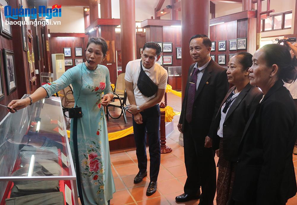 Đoàn công tác của Ủy ban Mặt trận Lào xây dựng đất nước tỉnh Attapeu được nghe giới thiệu về cuộc đời và sự nghiệp cố Thủ tướng Phạm Văn Đồng.