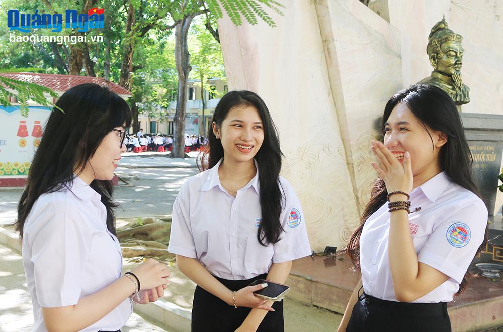 Học sinh Trường THPT Trần Quốc Tuấn (TP.Quảng Ngãi) phấn khởi bước vào năm học mới.  
