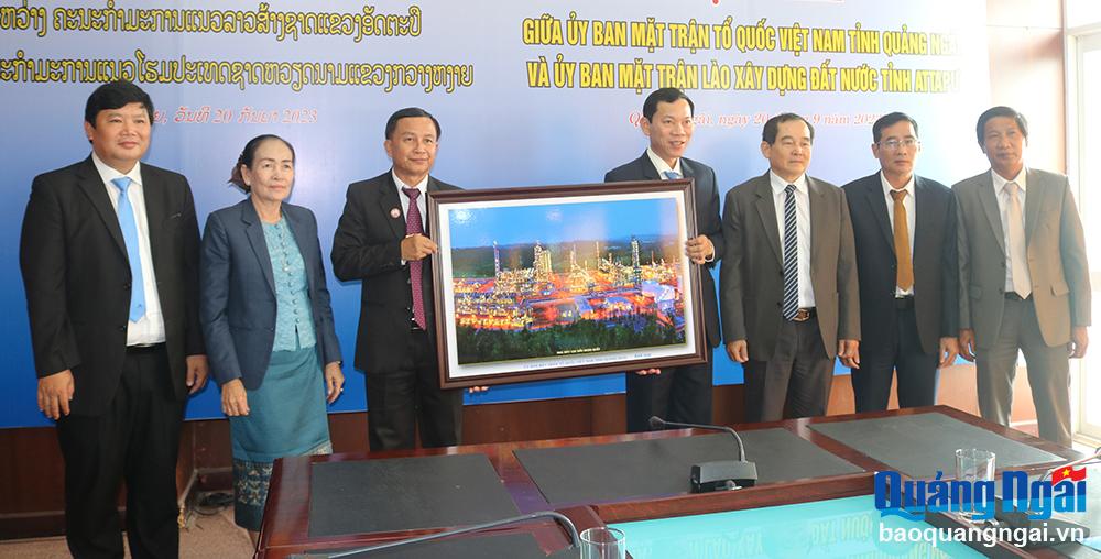 Trưởng ban Dân vận Tỉnh ủy, Chủ tịch Ủy ban MTTQ Việt Nam tỉnh Võ Thanh An tặng quà lưu niệm cho Đoàn công tác.