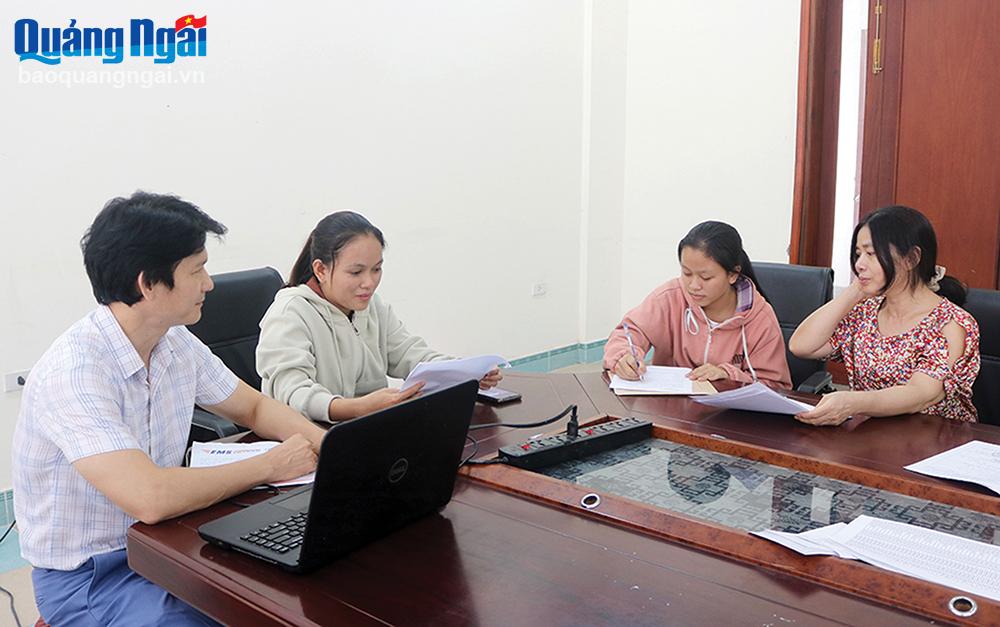 Thí sinh nộp hồ sơ xét tuyển đợt 2 vào Trường Đại học Phạm Văn Đồng.