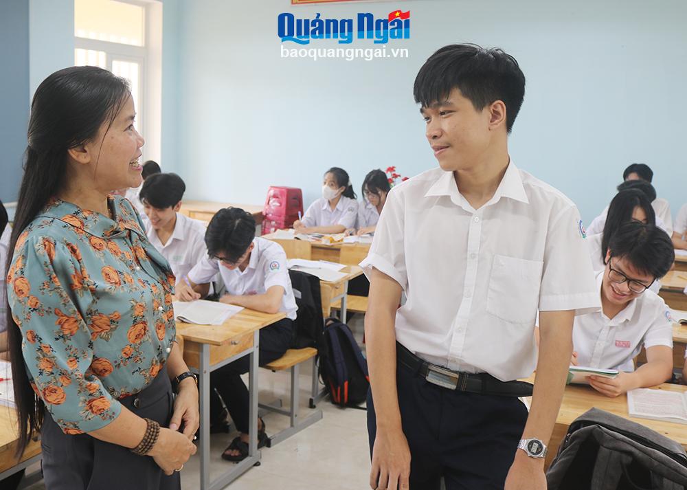 Võ Nguyễn Minh Triết, lớp 12 Lý, Trường THPT Chuyên Lê Khiết chia sẻ niềm vui với giáo viên và các bạn trong lớp.