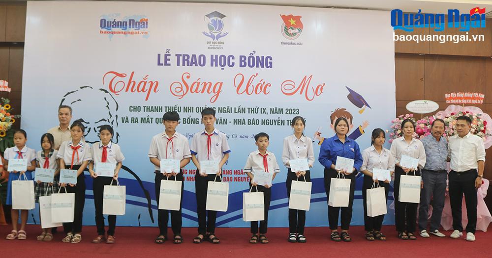 Trưởng ban Tuyên giáo Tỉnh ủy Đặng Ngọc Dũng trao tặng học bổng cho học sinh.