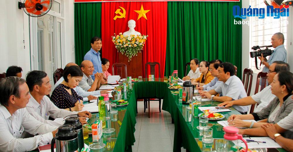 Bí thư Đảng ủy, Chủ tịch UBND xã Tịnh Ấn Tây Phan Khánh Lâm trao đổi tại buổi làm việc
