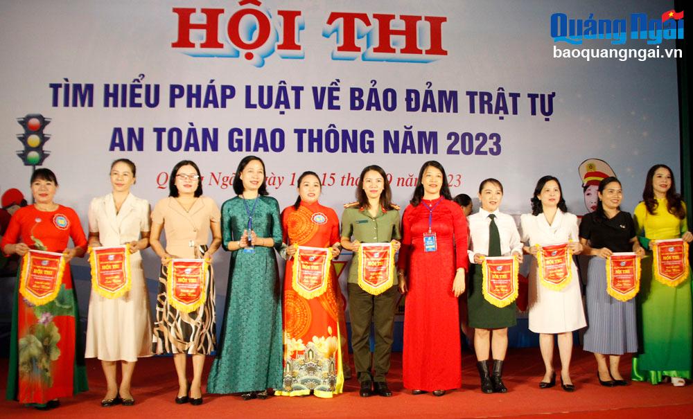 Chủ tịch Hội Liên hiệp Phụ nữ tỉnh Lê Na trao cờ lưu niệm cho các đội dự thi