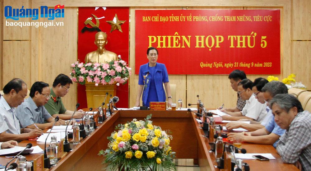 Ủy viên Trung ương Đảng, Bí thư Tỉnh ủy, Chủ tịch HĐND tỉnh Bùi Thị Quỳnh Vân phát biểu tại phiên họp