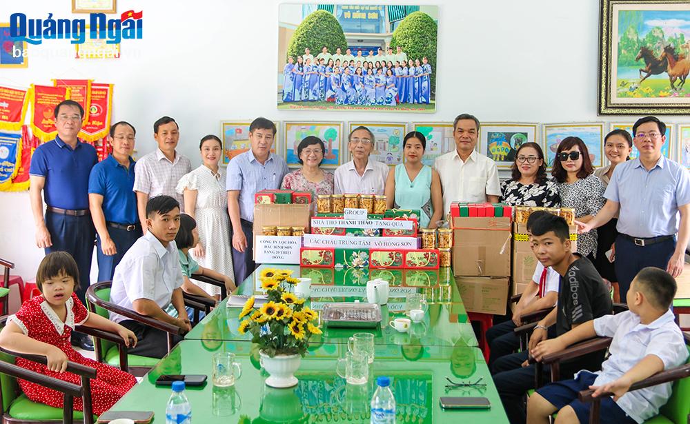 Tặng quà Trung thu cho Trung tâm Nuôi dạy trẻ khuyết tật Võ Hồng Sơn