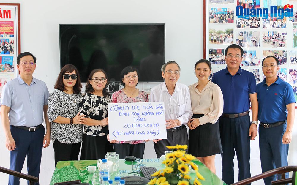 Công ty CP Lọc hoá dầu Bình Sơn trao bảng tượng trưng tặng 20 triệu đồng cho Trung tâm Nuôi dạy trẻ khuyết tật Võ Hồng Sơn.