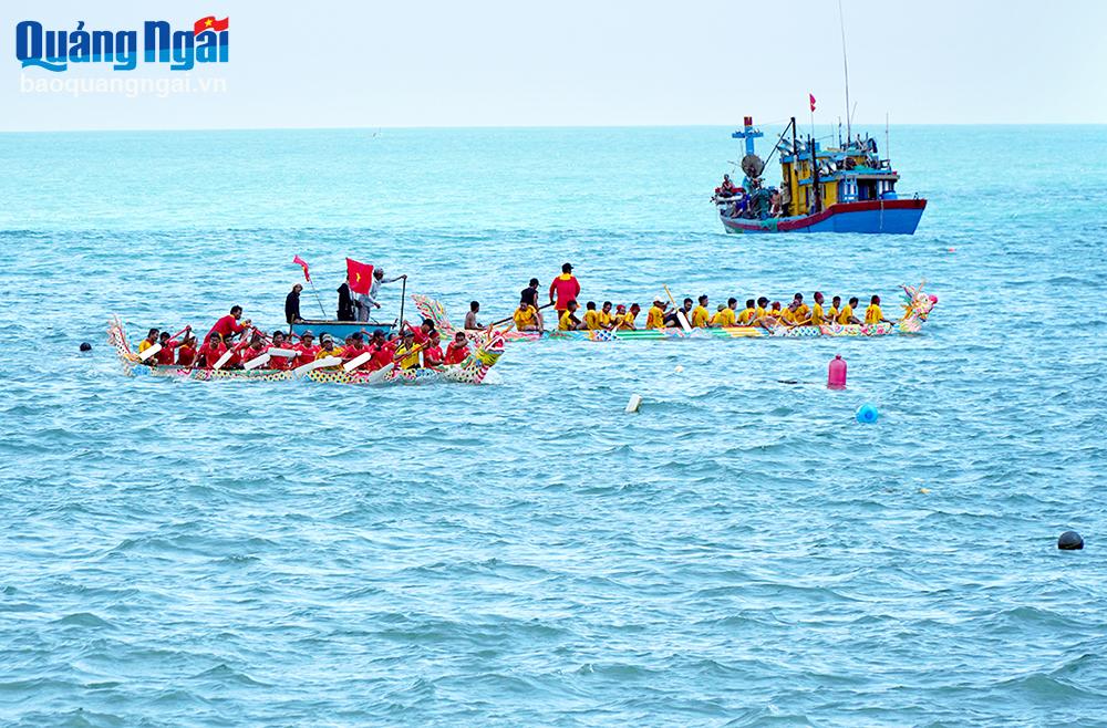 Lễ hội đua thuyền ở xã Bình Hải (Bình Sơn). 
		ẢNH: LINH PHẠM
