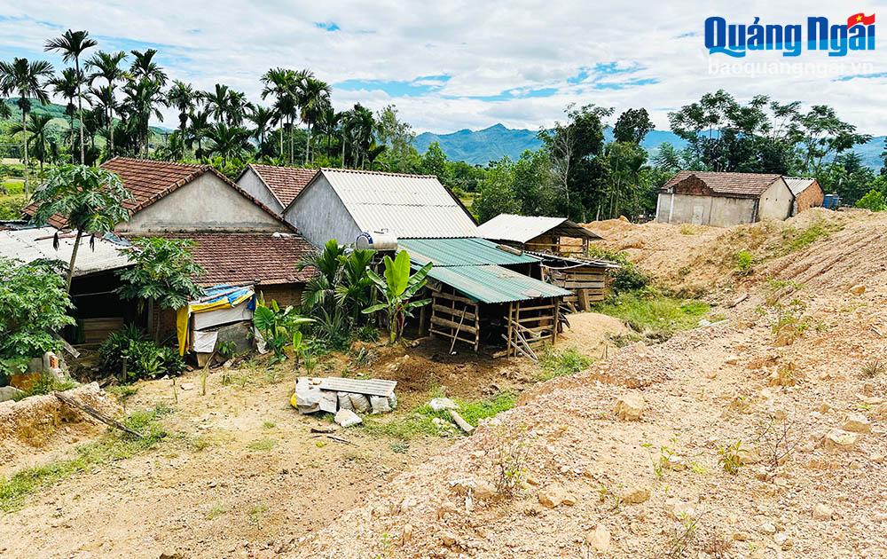 Những ngôi nhà của người dân ở tổ dân phố Làng Dầu, thị trấn Di Lăng (Sơn Hà) lọt thỏm dưới chân núi Vang Cà Vãi.