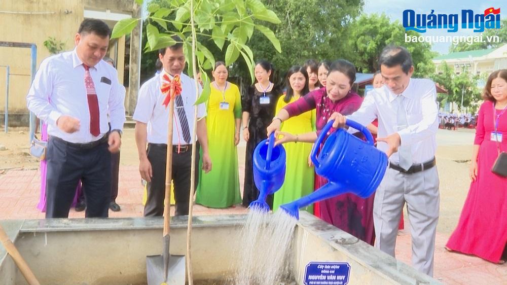 Dịp này, Phó Bí thư Tỉnh ủy Đinh Thị Hồng Minh trồng cây lưu niệm tại Trường Phổ thông Dân tộc nội trú THCS  Ba Tơ.