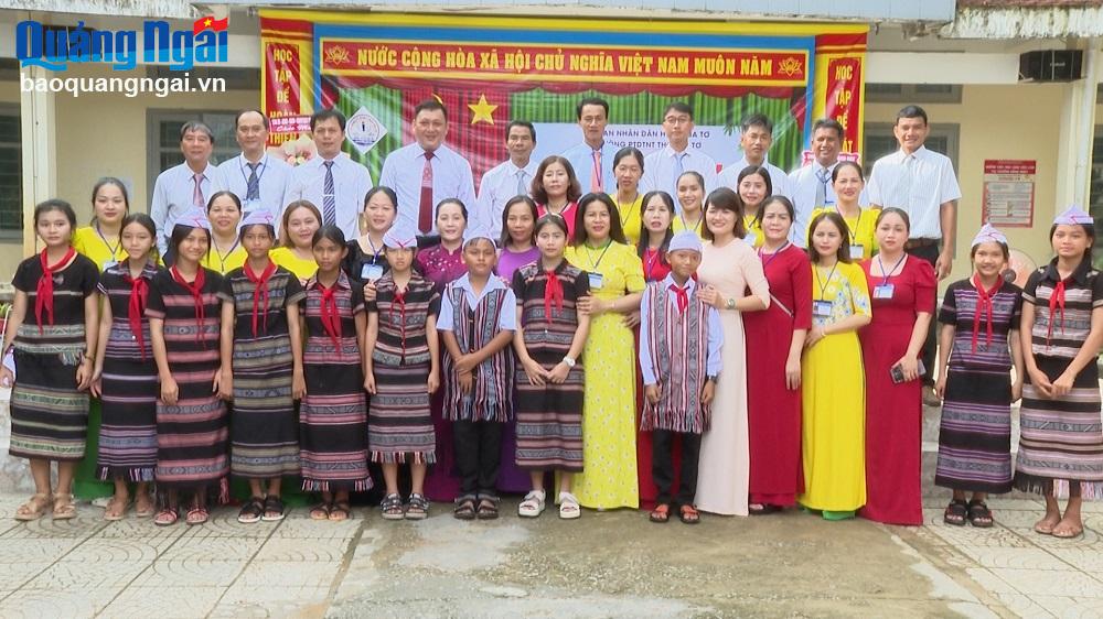 Phó Bí thư Tỉnh ủy Đinh Thị Hồng Minh trồng cây và chụp hình lưu niệm tại Trường Phổ thông Dân tộc nội trú THCS Ba Tơ.