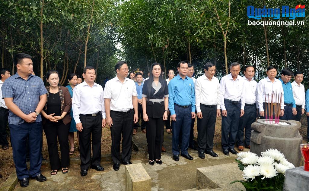 Lãnh đạo Tổng LĐLĐ Việt Nam và lãnh đạo hai tỉnh Quảng Nam, Quảng Ngãi viếng mộ đồng chí Huỳnh Ngọc Huệ.
